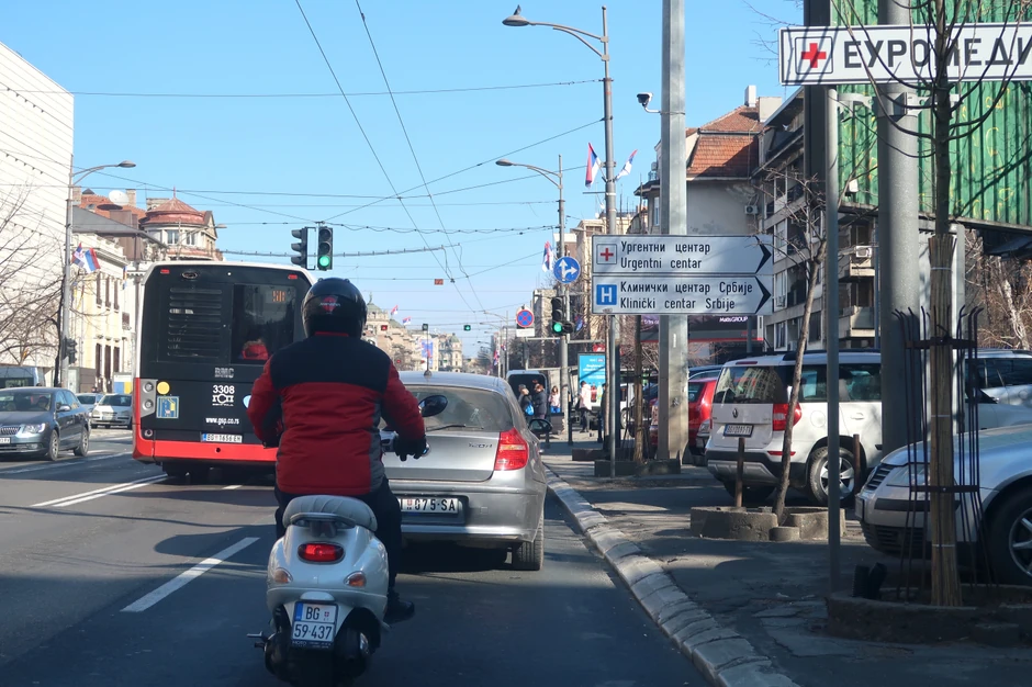Evo zašto vozači treba da otvaraju vrata desnom rukom kada izlaze iz kola!