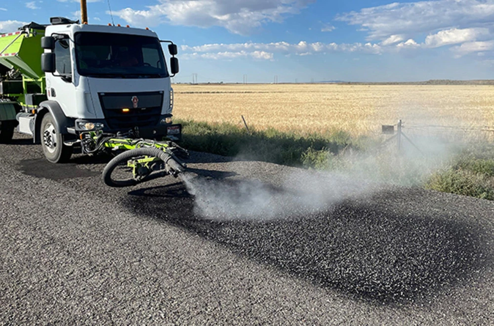 Kamion koji popravlja rupe na putu!