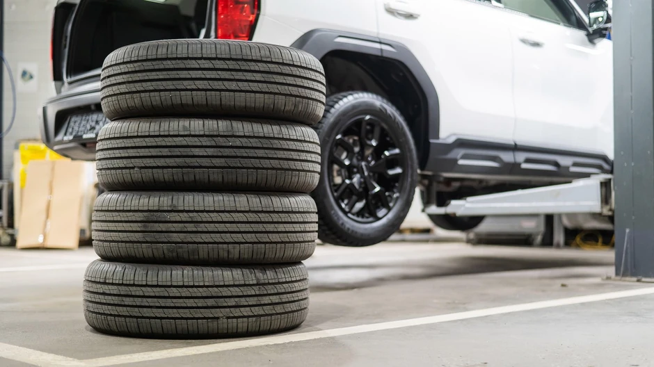 Rezervni točkovi nestaju iz vozila, zamenjuju ih kompleti za popravku!