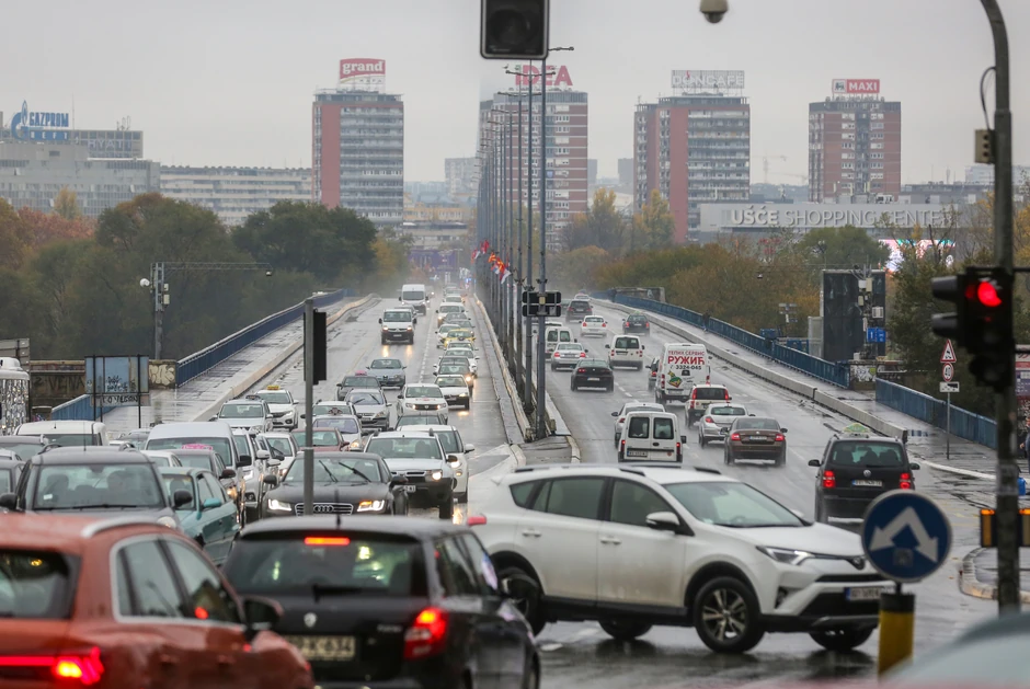 Sirenu im nije teško da stisnu, ali zato migavac da uključe?