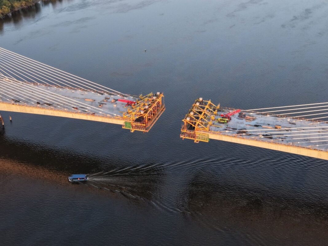 Peti most preko Dunava kod Novog Sada pred spajanje krakova konstrukcije!